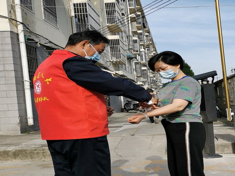 为住户测量体温.jpg