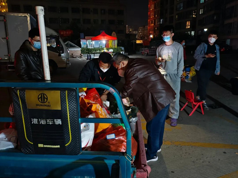 杨永江（区人大代表、中市街道前进社区党总支书记）为封控区居民清点物资.jpg