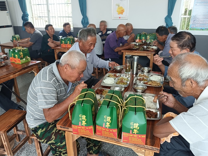 图为群众在东河口镇黄泥嘴村老年助餐服务点用餐.jpg