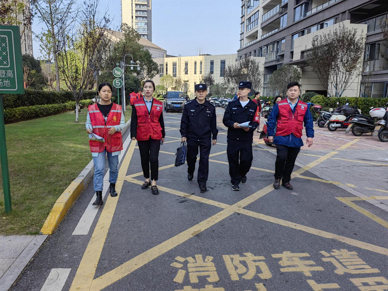 图为区人大代表李彰轩（左一）和社区警务室、居民群众共同参加小区安全巡逻活动.png